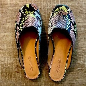Madewell peep-toe slides in a snakeskin print. Comfortable and stylish! Size 8.